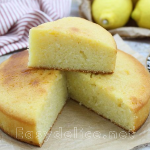 Moelleux au citron doré, décoré de zestes et nappé d’un glaçage au citron.