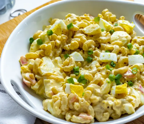 Salade de pâtes aux œufs et oignons rouges