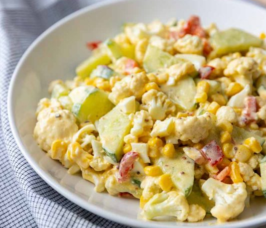 Salade de pâtes aux œufs et oignons rouges