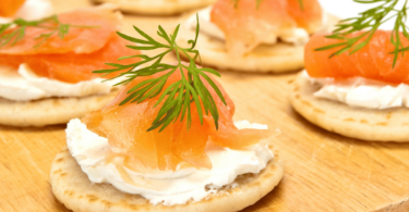 Blinis au saumon fumé sous son lit de neige