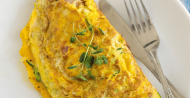 Omelette jambon-fromage