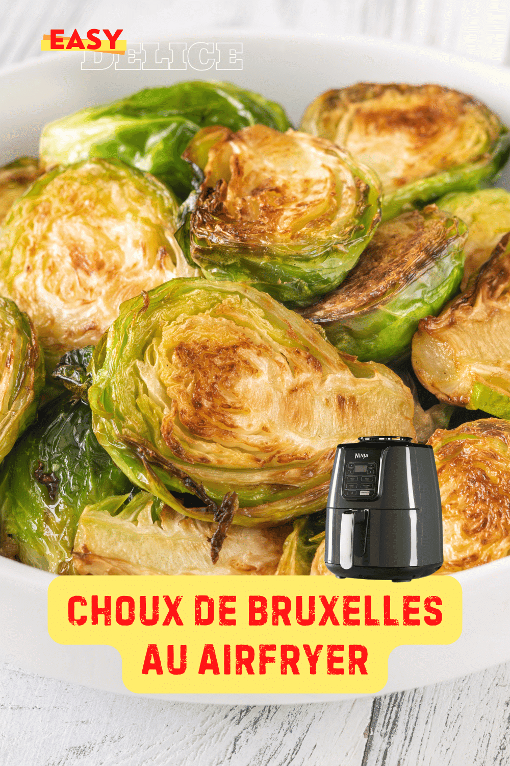 Choux de Bruxelles dorés et croustillants, servis dans une assiette avec une touche de citron.