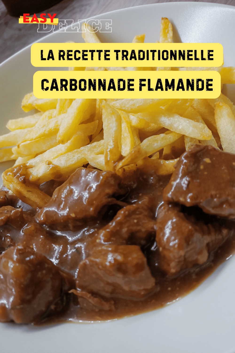 Carbonnade flamande mijotée, servie avec des frites croustillantes et une bière belge.