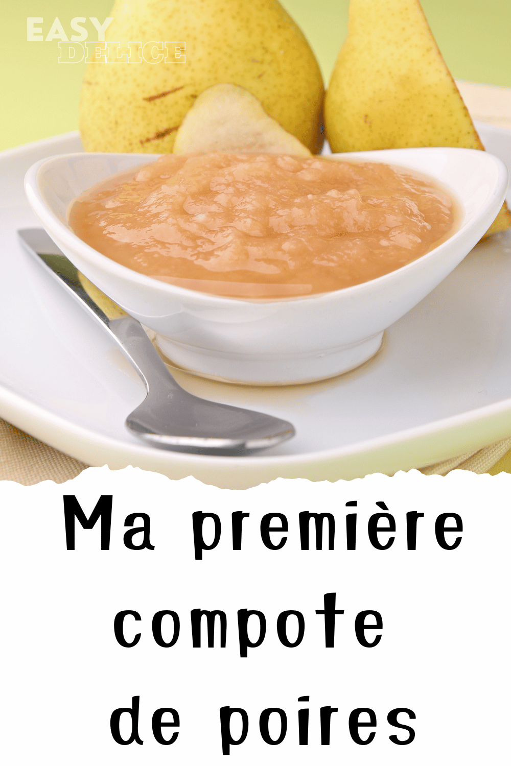 Compote de poires pour bébé servie dans un bol avec une petite cuillère