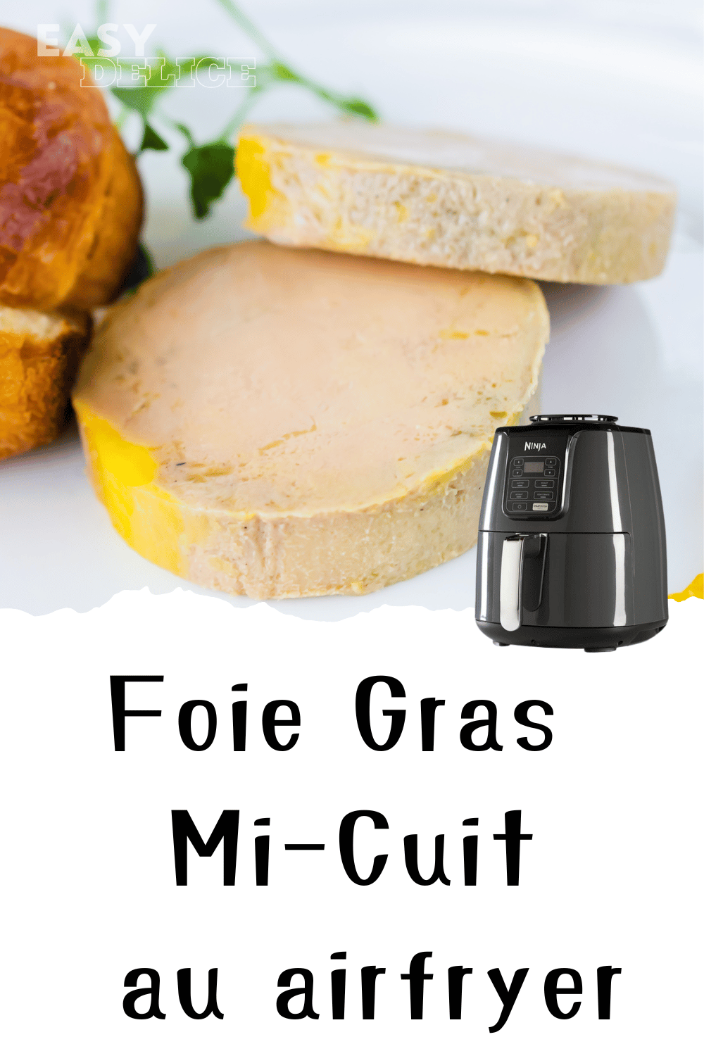 Foie gras mi-cuit, tranché et servi avec du pain grillé et une confiture de figues.