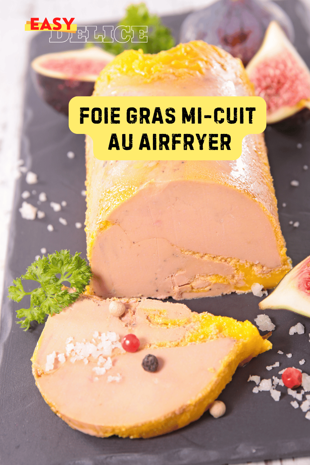 Foie gras mi-cuit, tranché et servi avec du pain grillé et une confiture de figues.