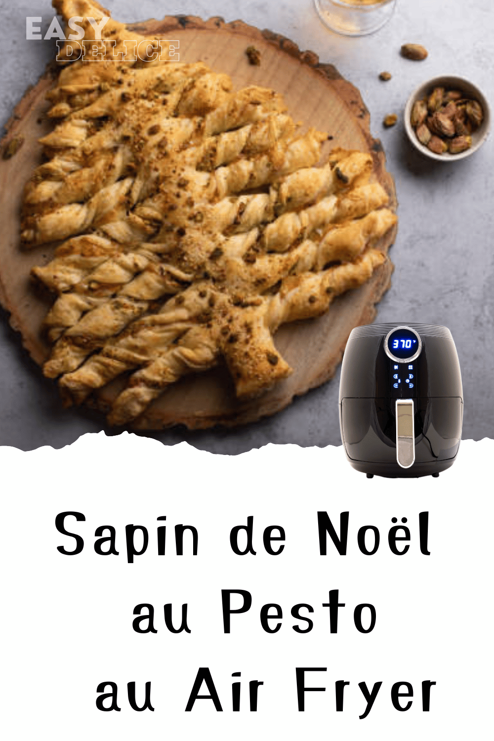 Sapin de Noël feuilleté au pesto, doré et prêt à être servi sur un plateau festif.