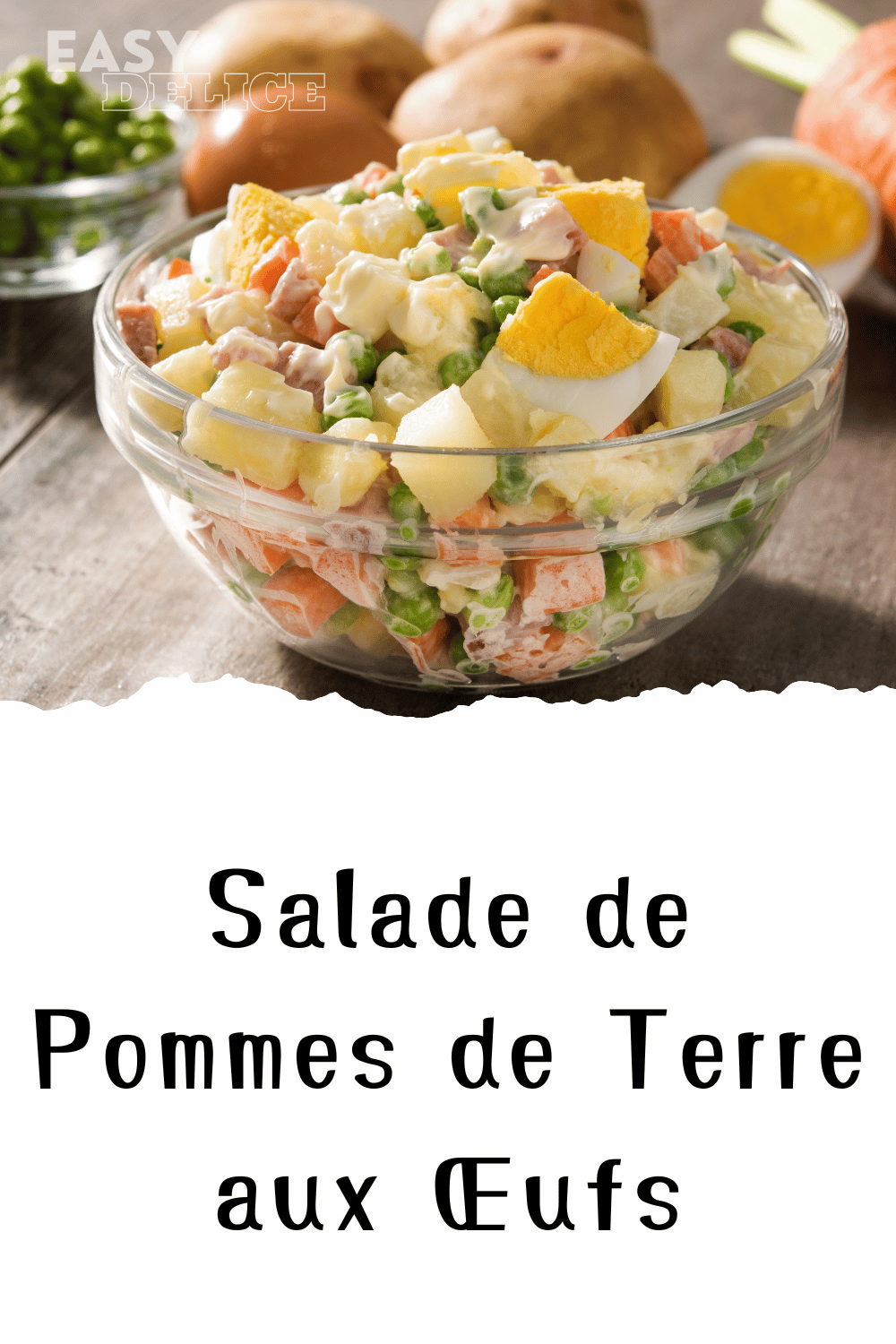 Salade de pommes de terre aux œufs, garnie de persil frais et servie dans un bol.