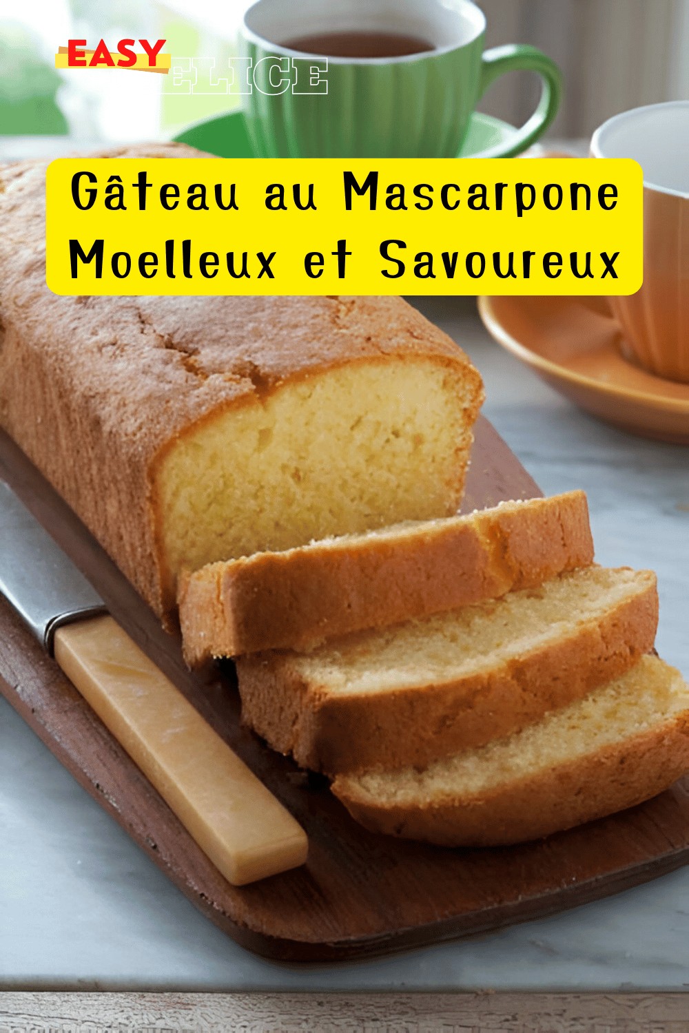 Gâteau au mascarpone moelleux et doré, tranché et servi sur une assiette