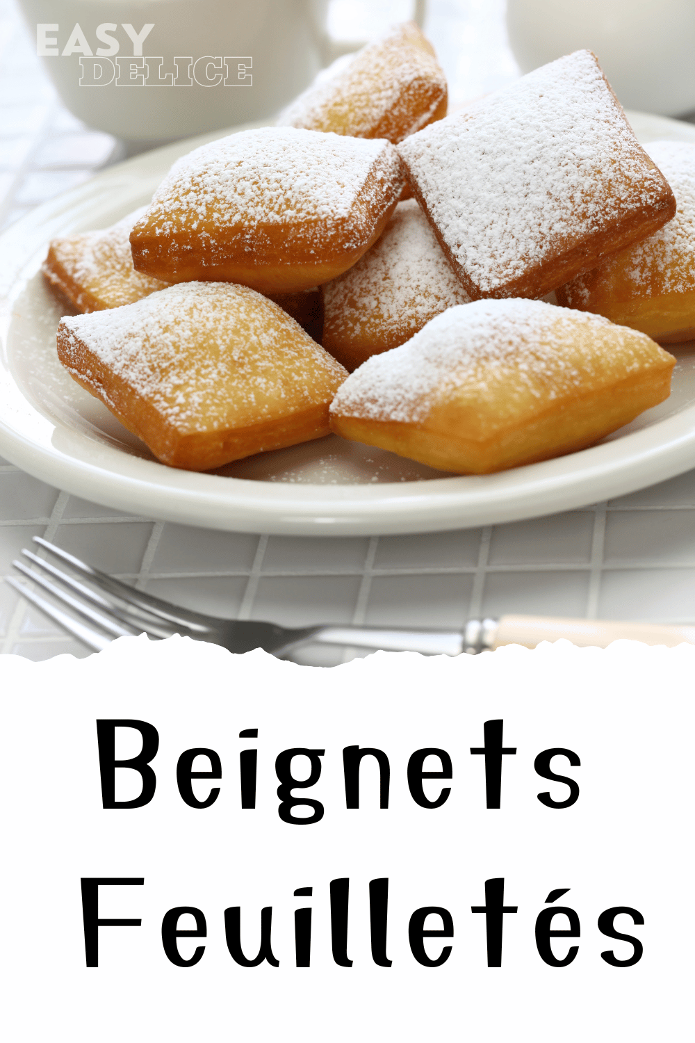 Beignets feuilletés dorés et saupoudrés de sucre, prêts à être dégustés.