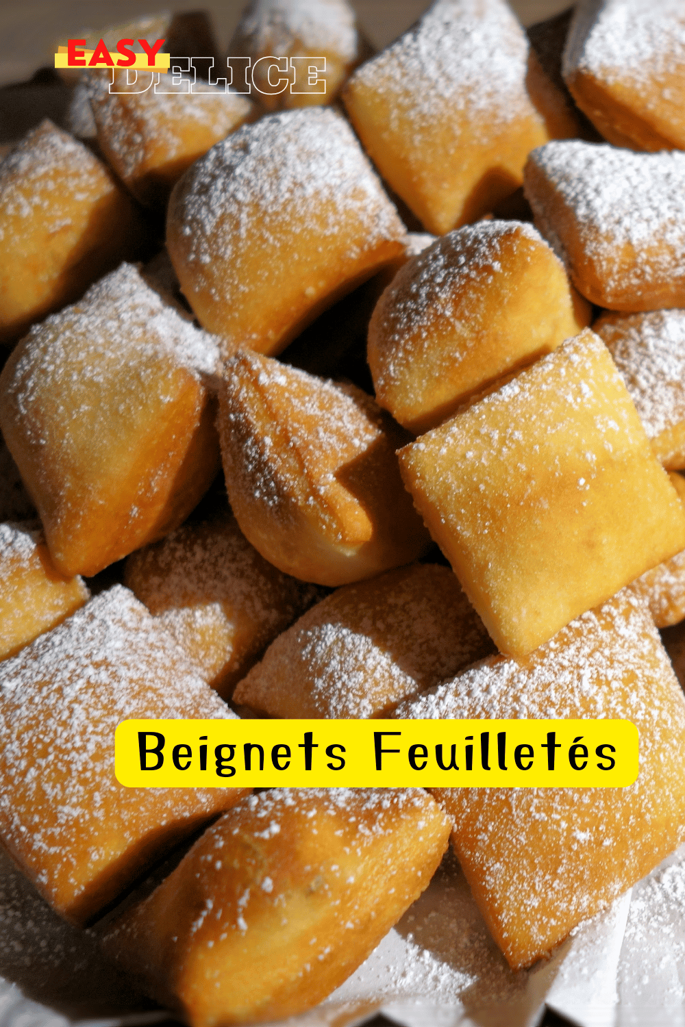 Beignets feuilletés dorés et saupoudrés de sucre, prêts à être dégustés.