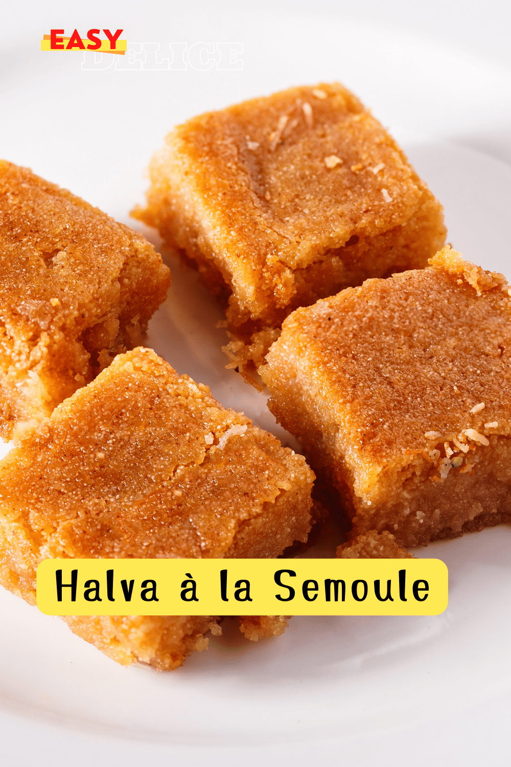 Halva à la semoule dorée, garnie de fruits secs et servie dans un plat élégant.