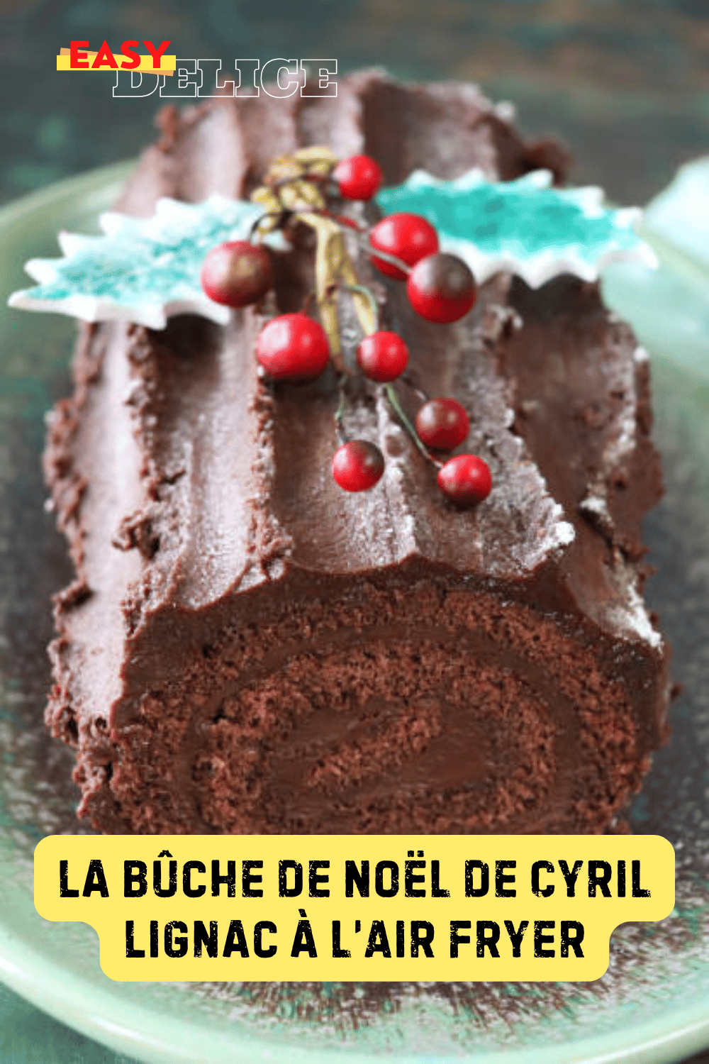 Bûche de Noël chocolatée de Cyril Lignac, garnie d’une ganache brillante et décorée pour les fêtes.

