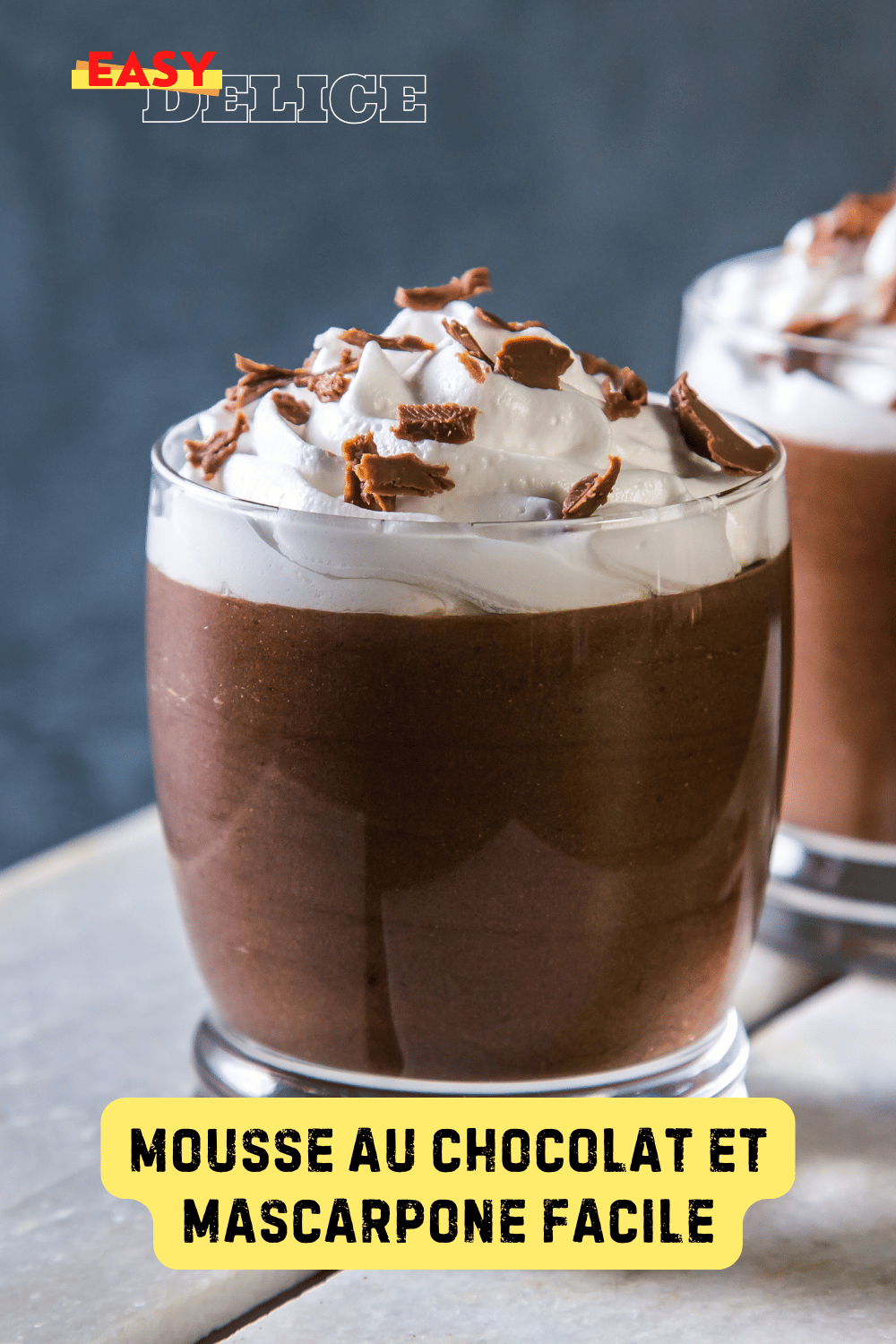 Mousse au chocolat mascarpone, servie dans une verrine avec des copeaux de chocolat.