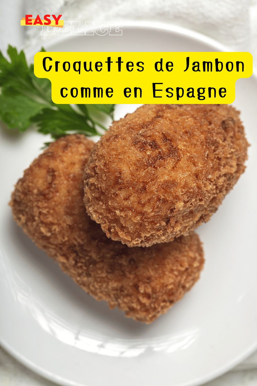 Croquettes de jambon dorées et croustillantes servies avec une sauce crémeuse