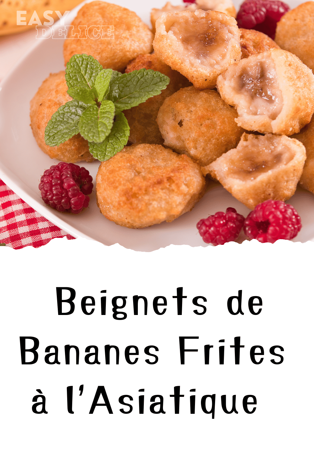 Beignets de bananes dorés et croustillants, saupoudrés de sucre glace, accompagnés d'une tasse de thé.