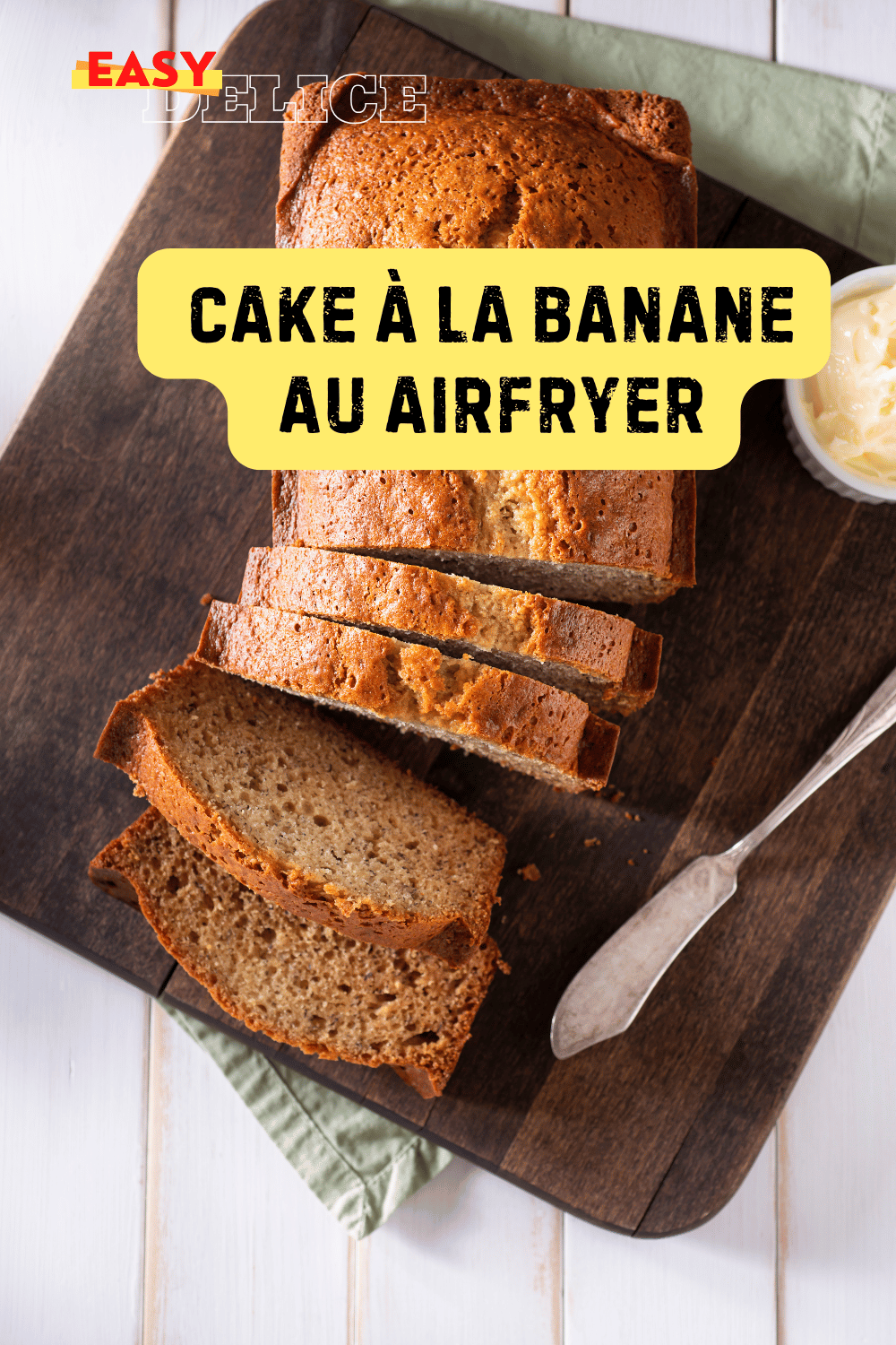 Banana bread moelleux et doré, servi avec des tranches de banane et des noix en garniture.

