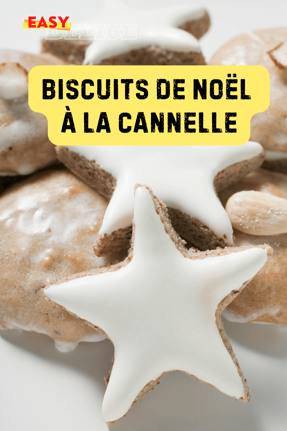 Biscuits de Noël à la cannelle, joliment décorés et disposés sur une table festive.