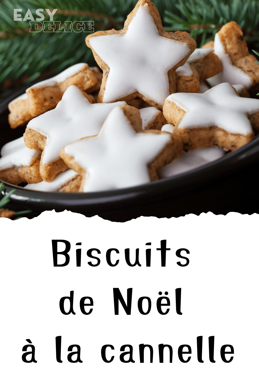 Biscuits de Noël à la cannelle, joliment décorés et disposés sur une table festive.