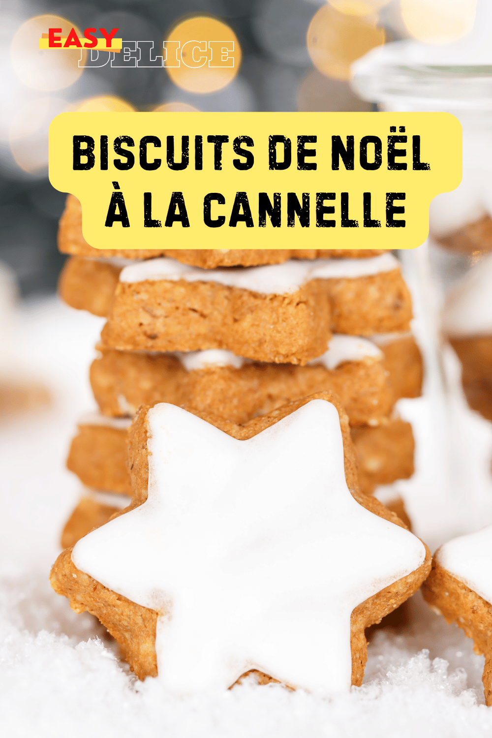 Biscuits de Noël à la cannelle, joliment décorés et disposés sur une table festive.