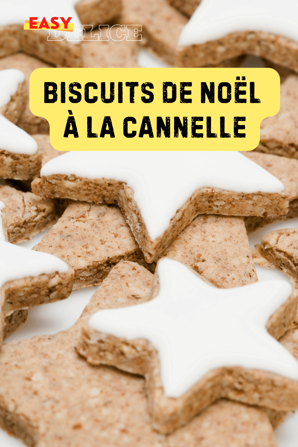 Biscuits de Noël à la cannelle, joliment décorés et disposés sur une table festive.