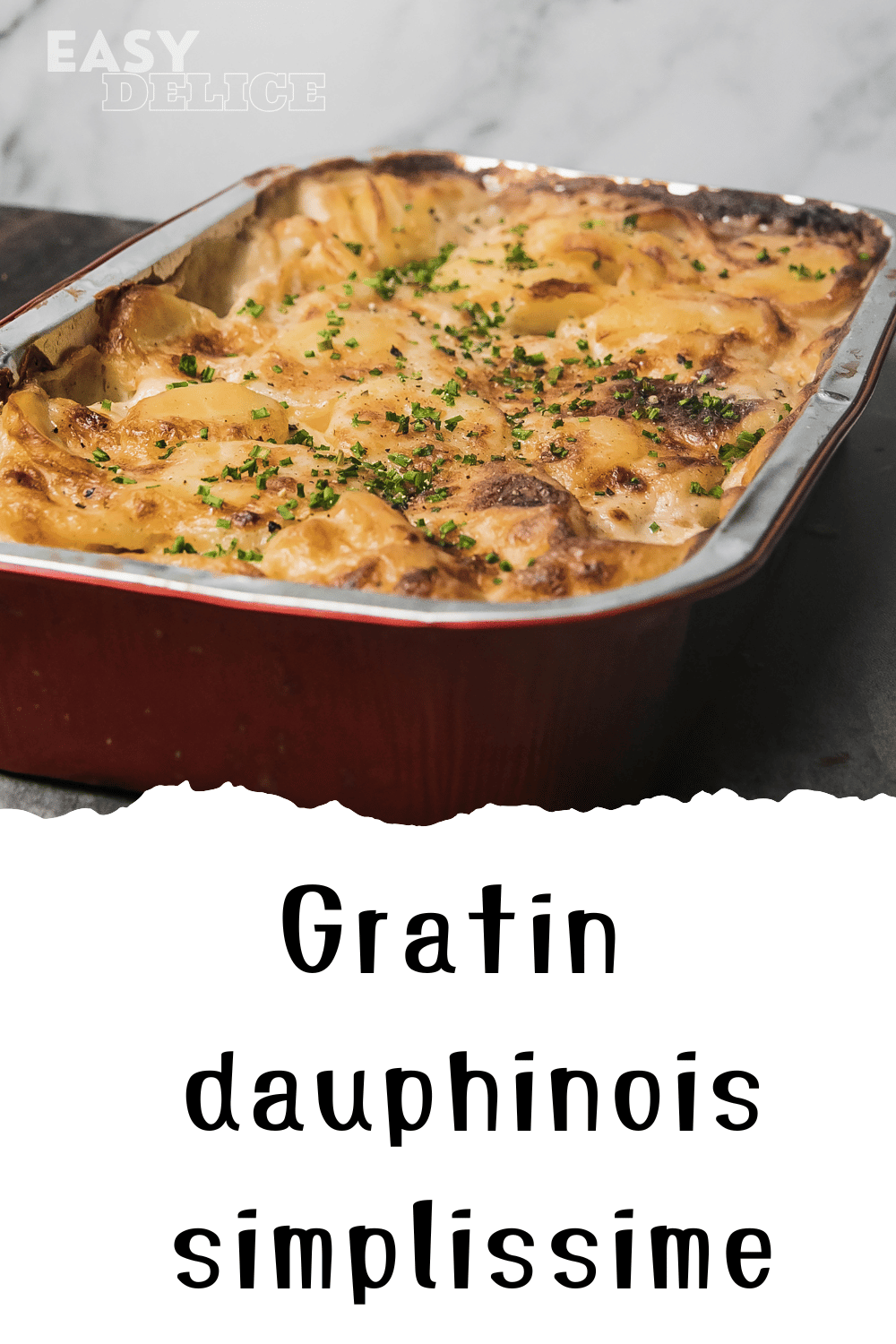 Gratin dauphinois doré et crémeux, servi dans un plat à gratin rustique.