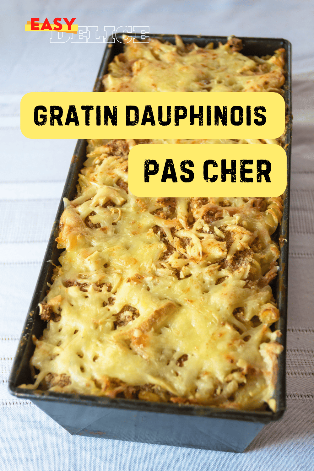 Gratin dauphinois pas cher, doré et crémeux, servi dans un plat familial.