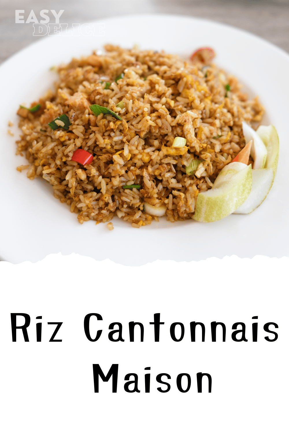 Riz cantonnais doré, garni de légumes croquants, dés de jambon, et œufs brouillés.