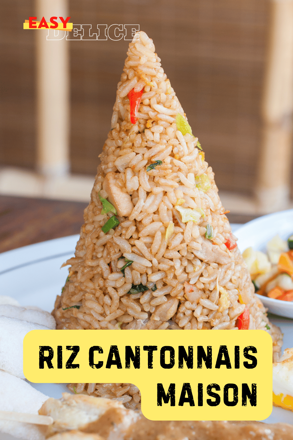 Riz cantonnais doré, garni de légumes croquants, dés de jambon, et œufs brouillés.