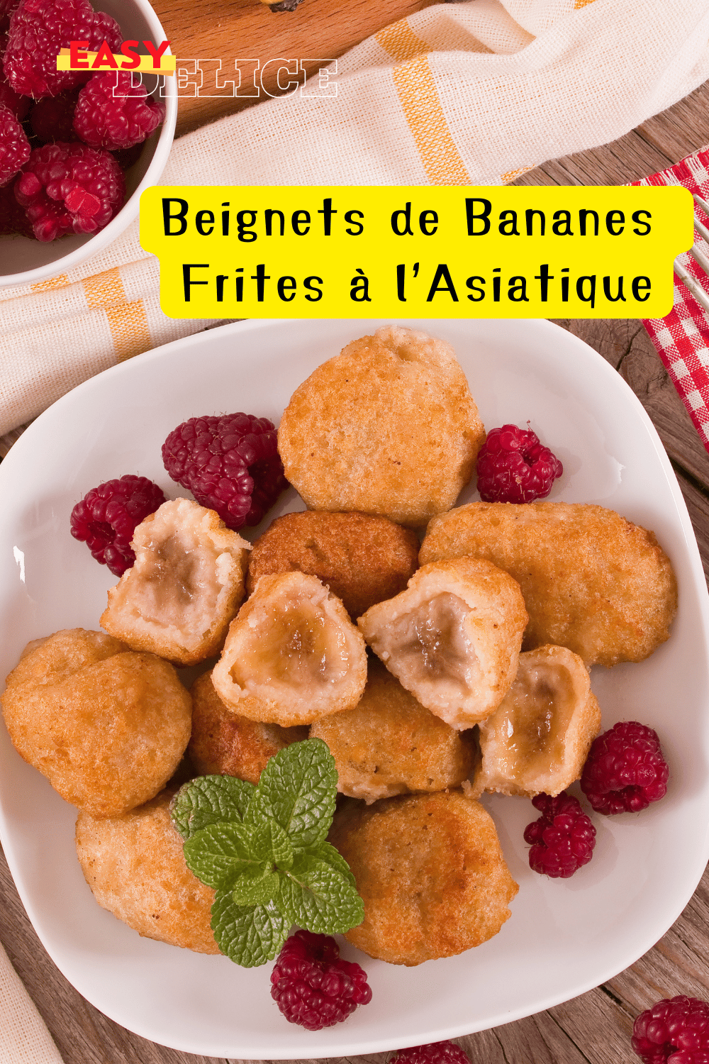 Beignets de bananes dorés et croustillants, saupoudrés de sucre glace, accompagnés d'une tasse de thé.