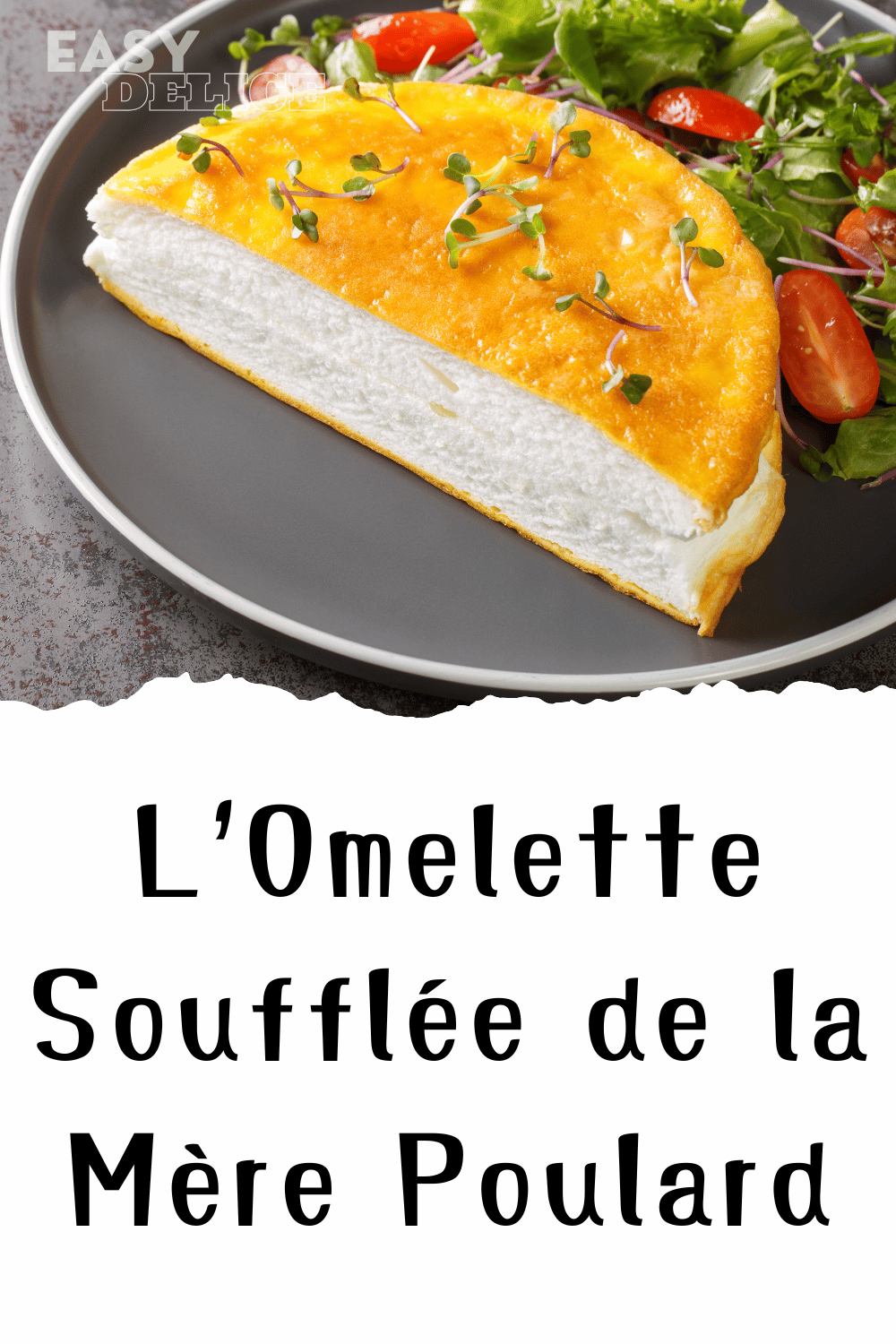  Omelette soufflée de la Mère Poulard, dorée et moelleuse, servie dans une poêle en cuivre.