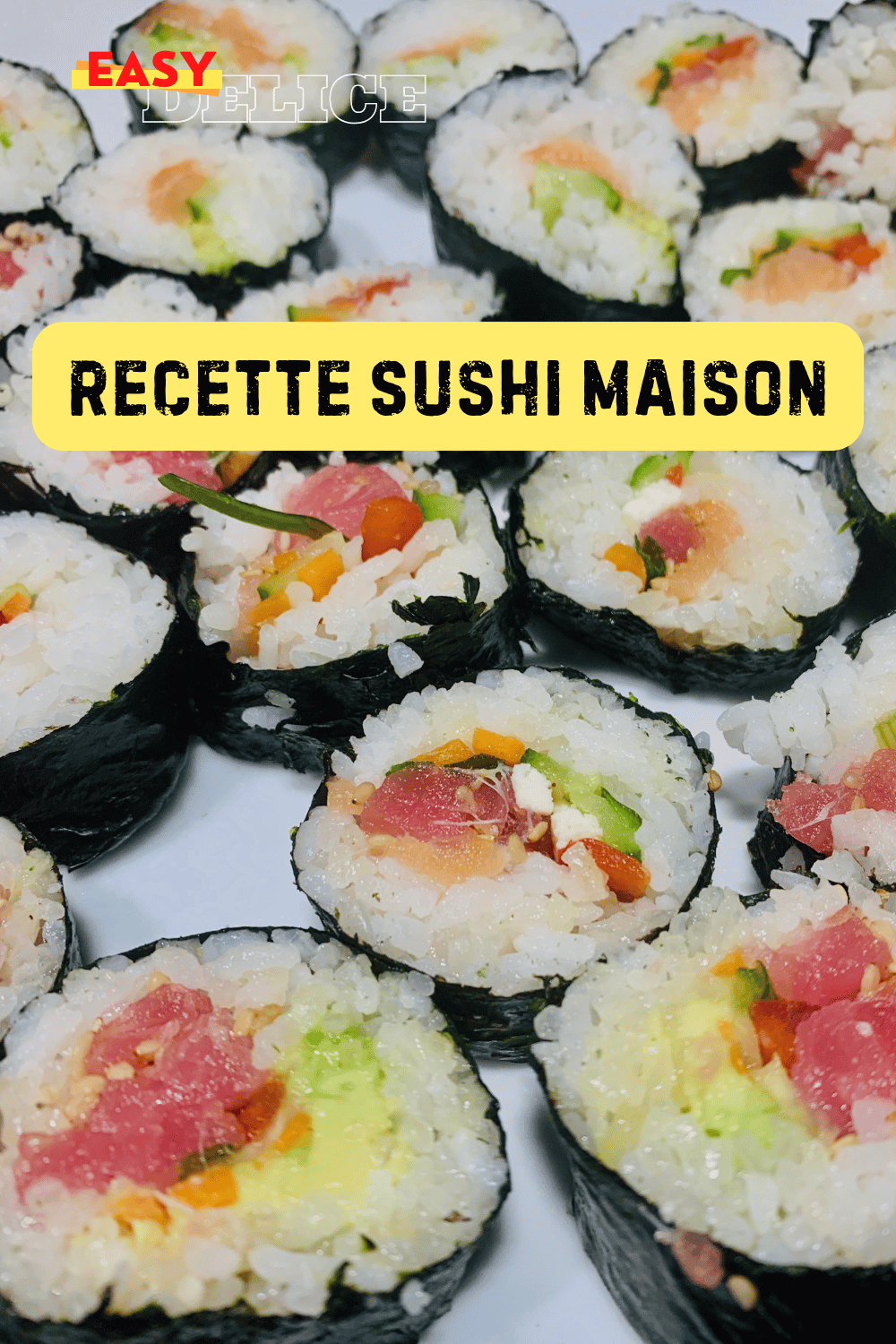 Plateau de sushis maison, avec makis et nigiris, joliment présentés sur une assiette.