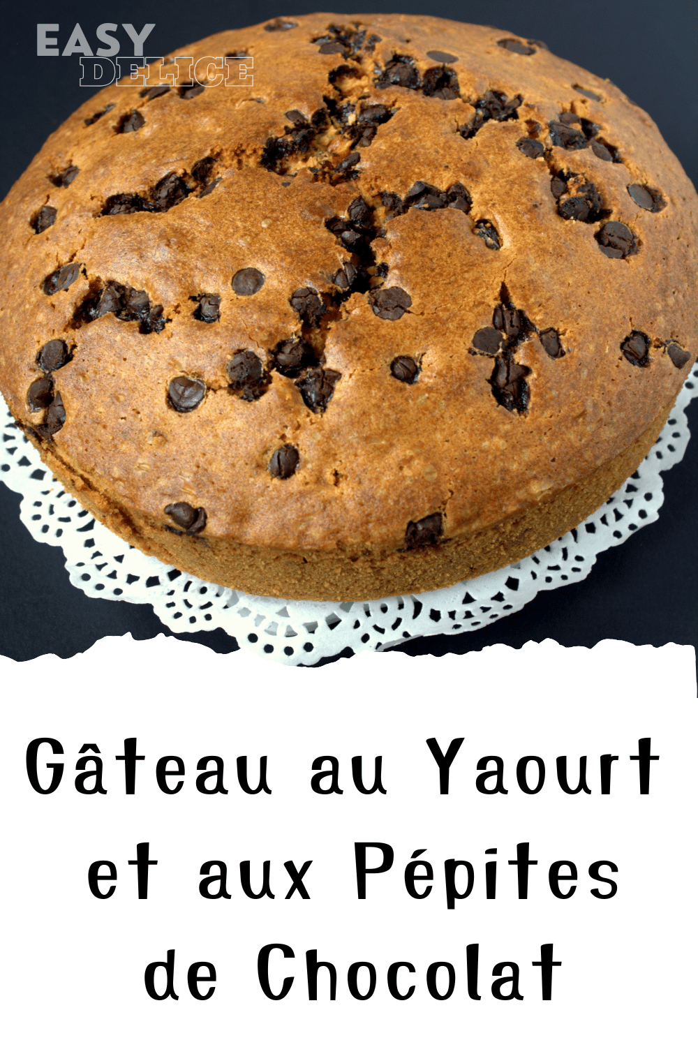 Gâteau au yaourt moelleux garni de pépites de chocolat, prêt à être dégusté.