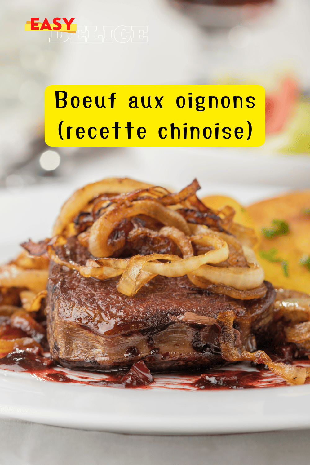 Assiette de bœuf aux oignons façon chinoise, garnie de riz et de légumes frais.