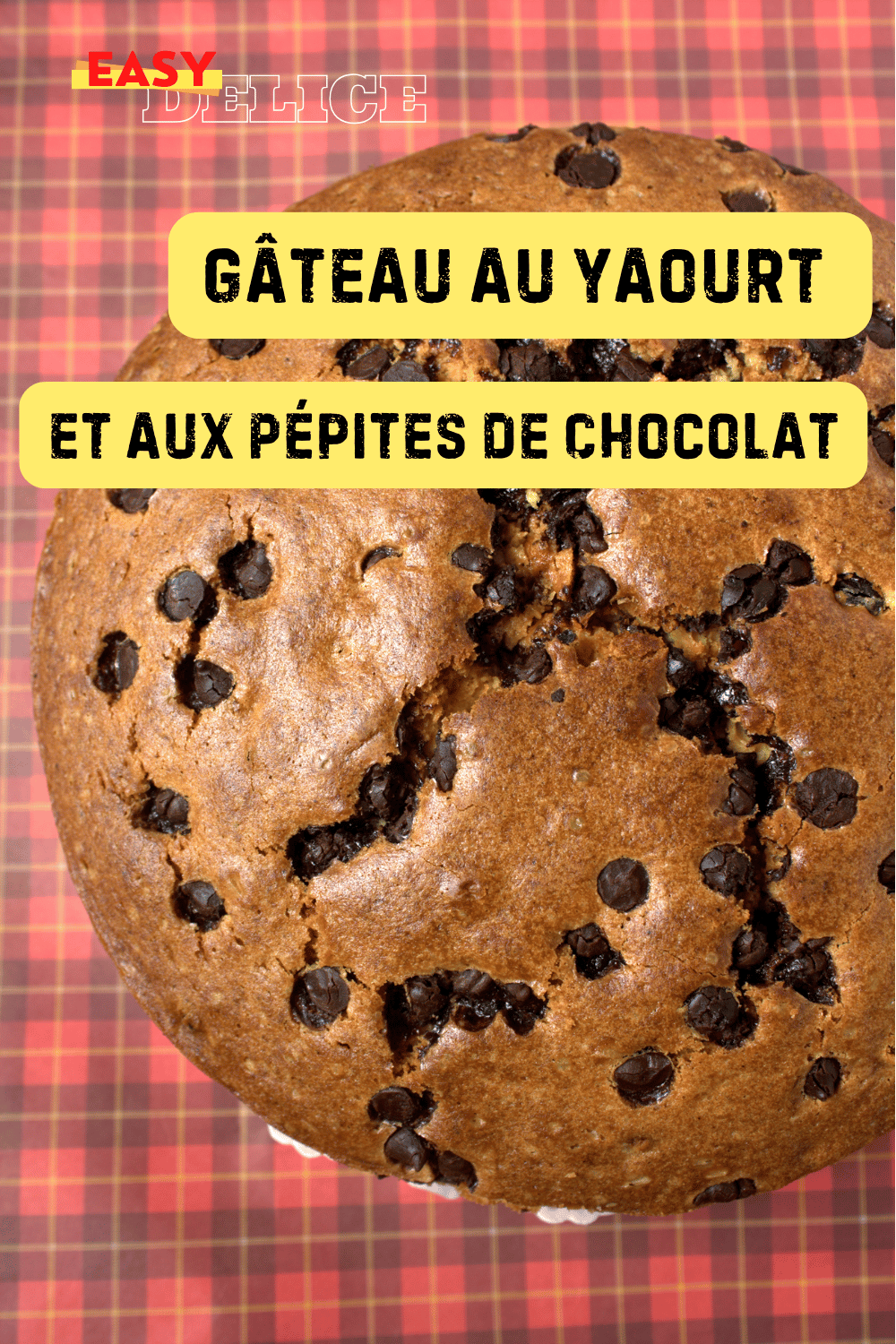 Gâteau au yaourt moelleux garni de pépites de chocolat, prêt à être dégusté.