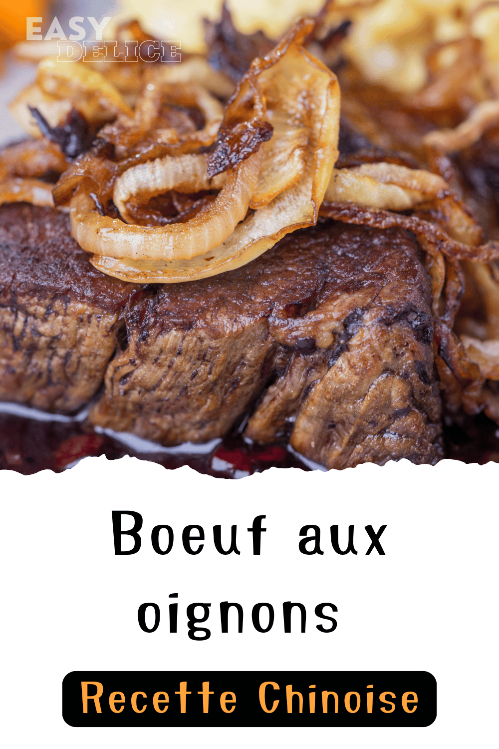 Assiette de bœuf aux oignons façon chinoise, garnie de riz et de légumes frais.