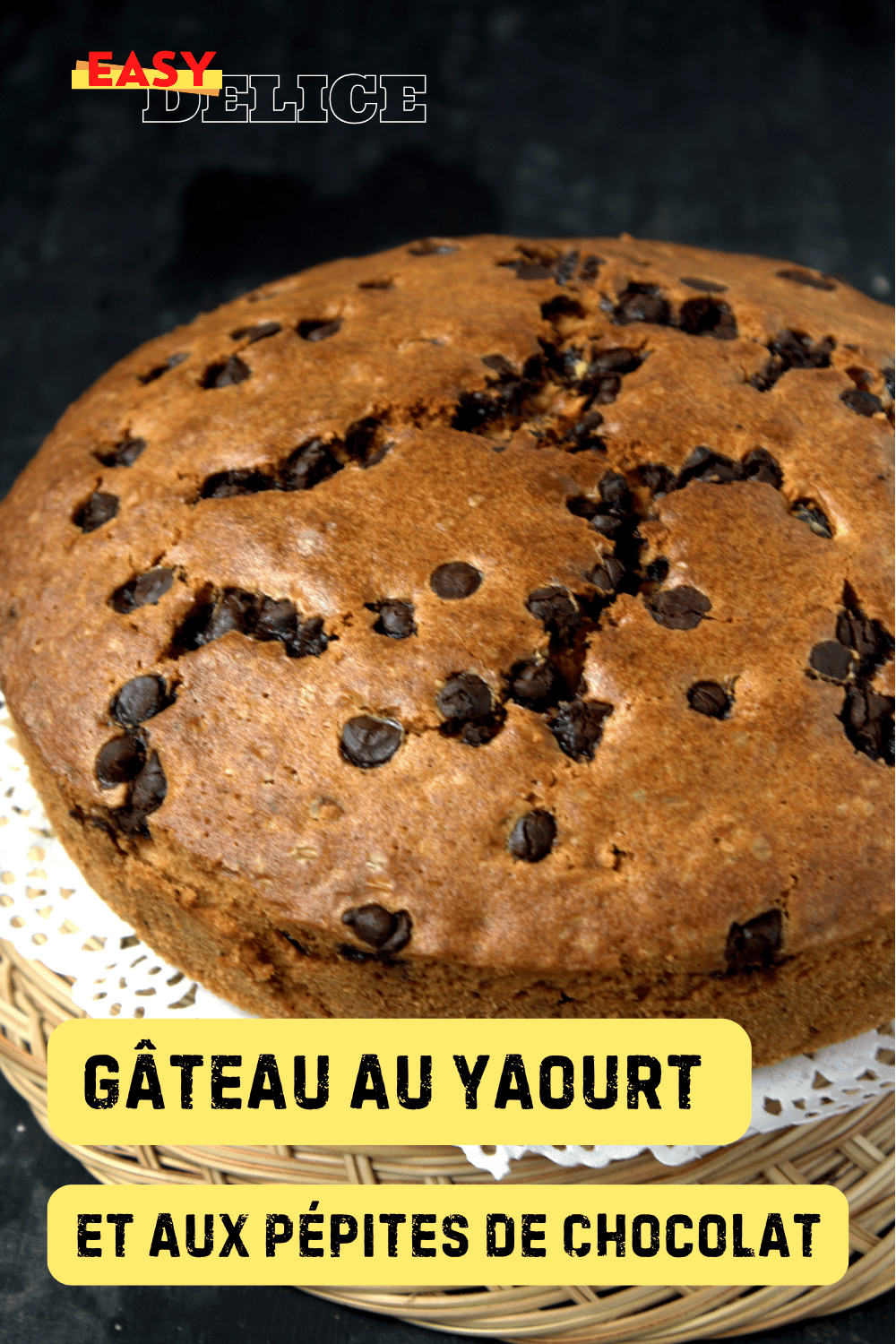 Gâteau au yaourt moelleux garni de pépites de chocolat, prêt à être dégusté.