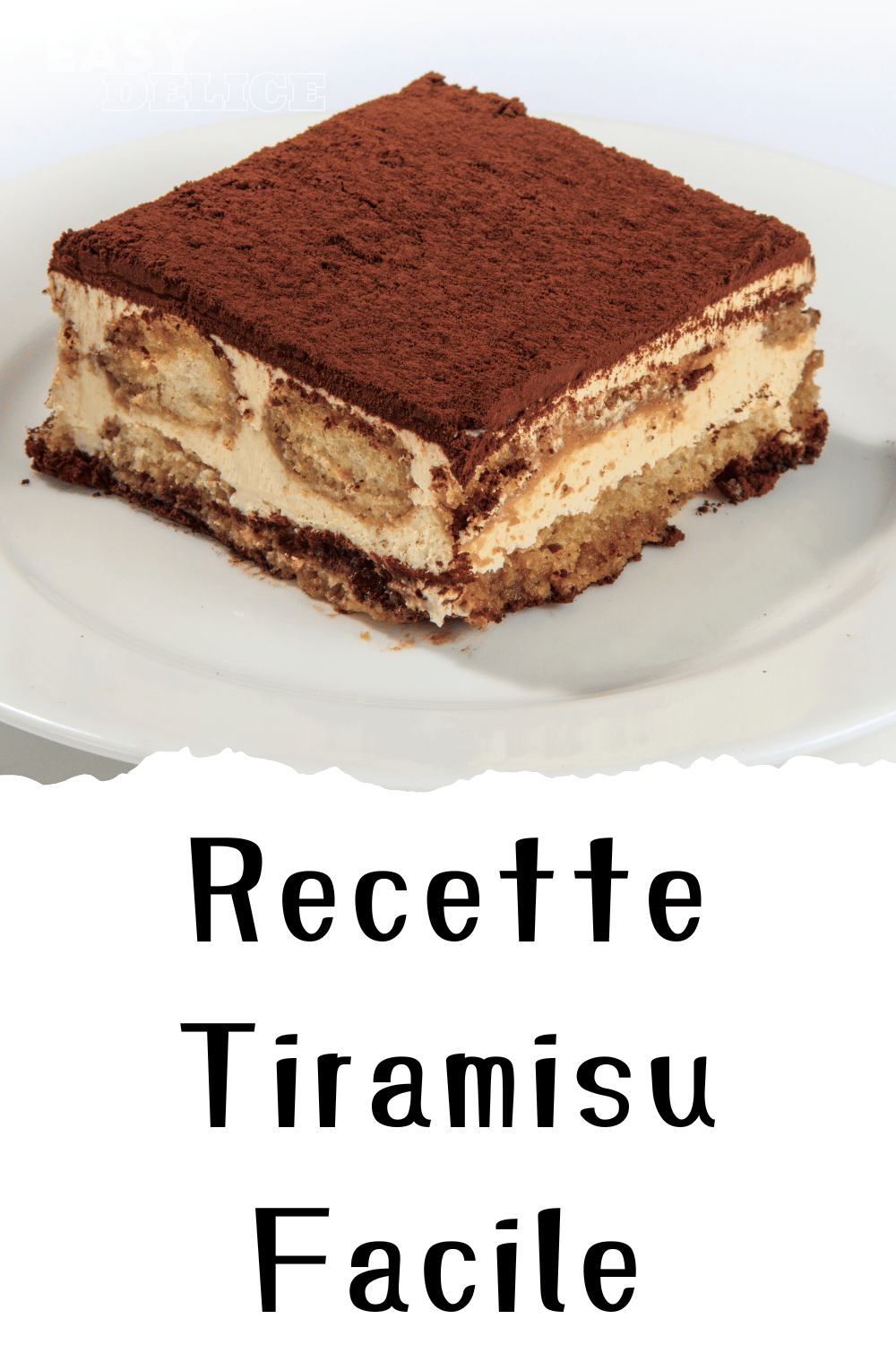  Tiramisu classique, en couches parfaites, avec une finition de cacao en poudre.