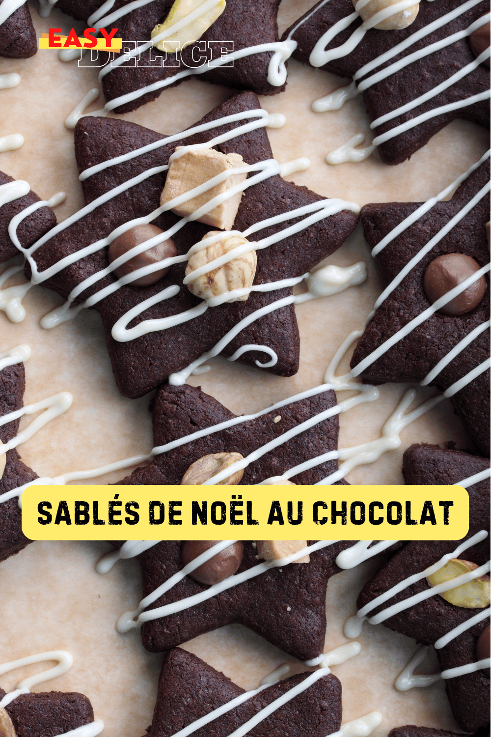 Sablés de Noël au chocolat, décorés avec du glaçage blanc et des motifs festifs.