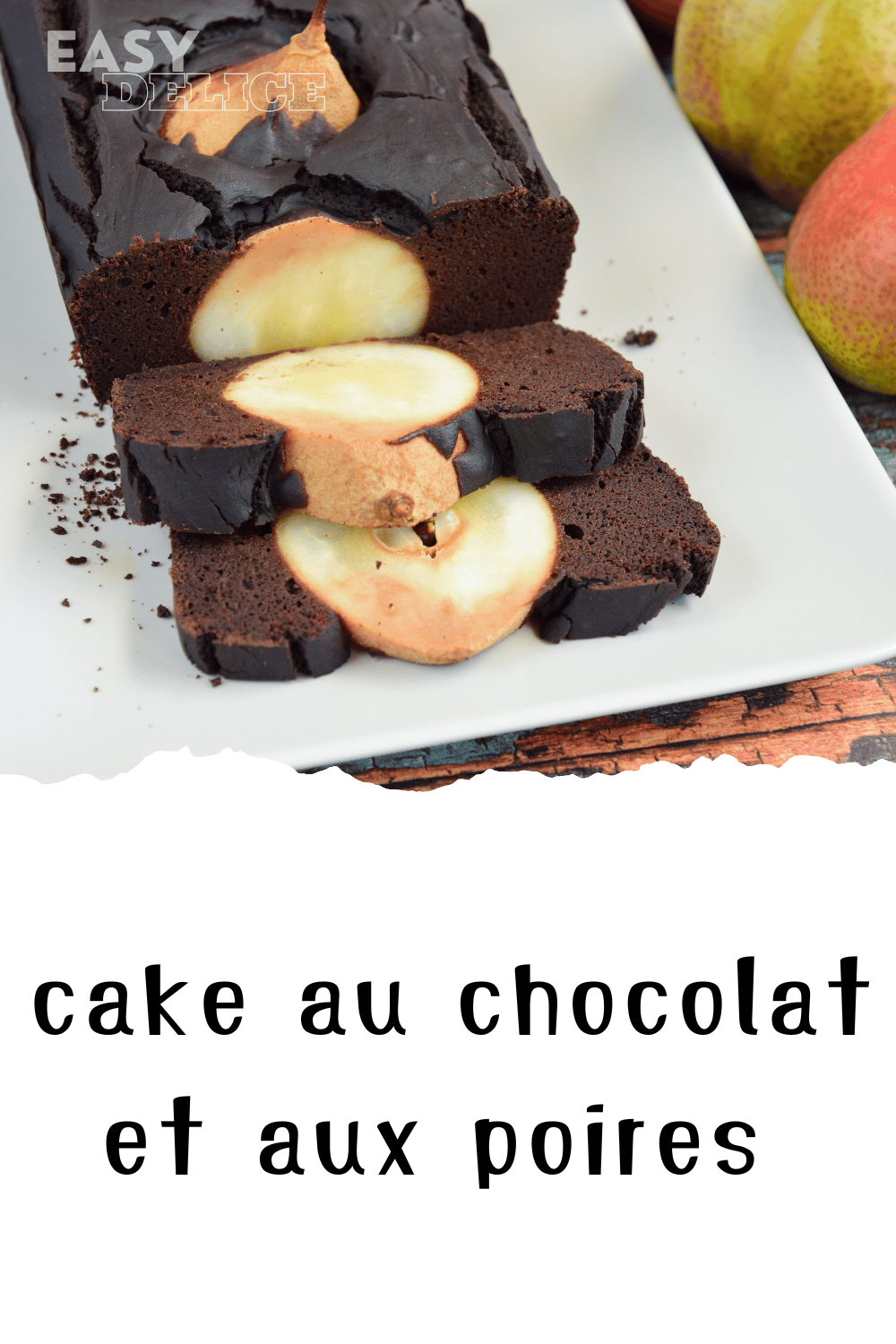 Cake au chocolat et aux poires, garni de tranches de poires fondantes, servi sur un plat élégant.