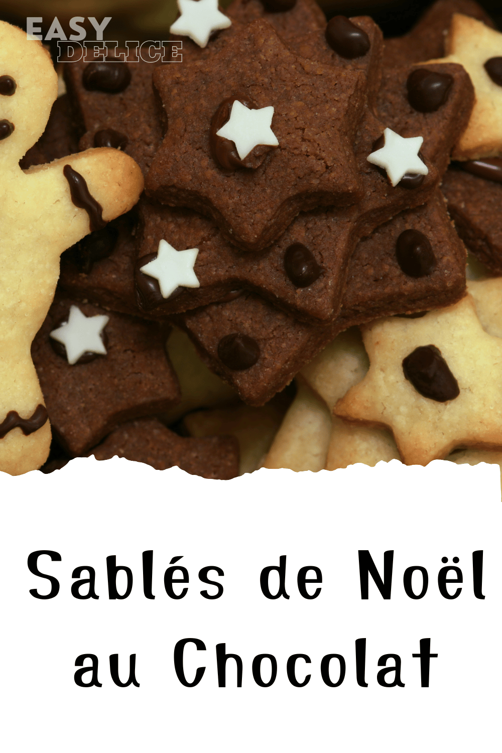 Sablés de Noël au chocolat, décorés avec du glaçage blanc et des motifs festifs.