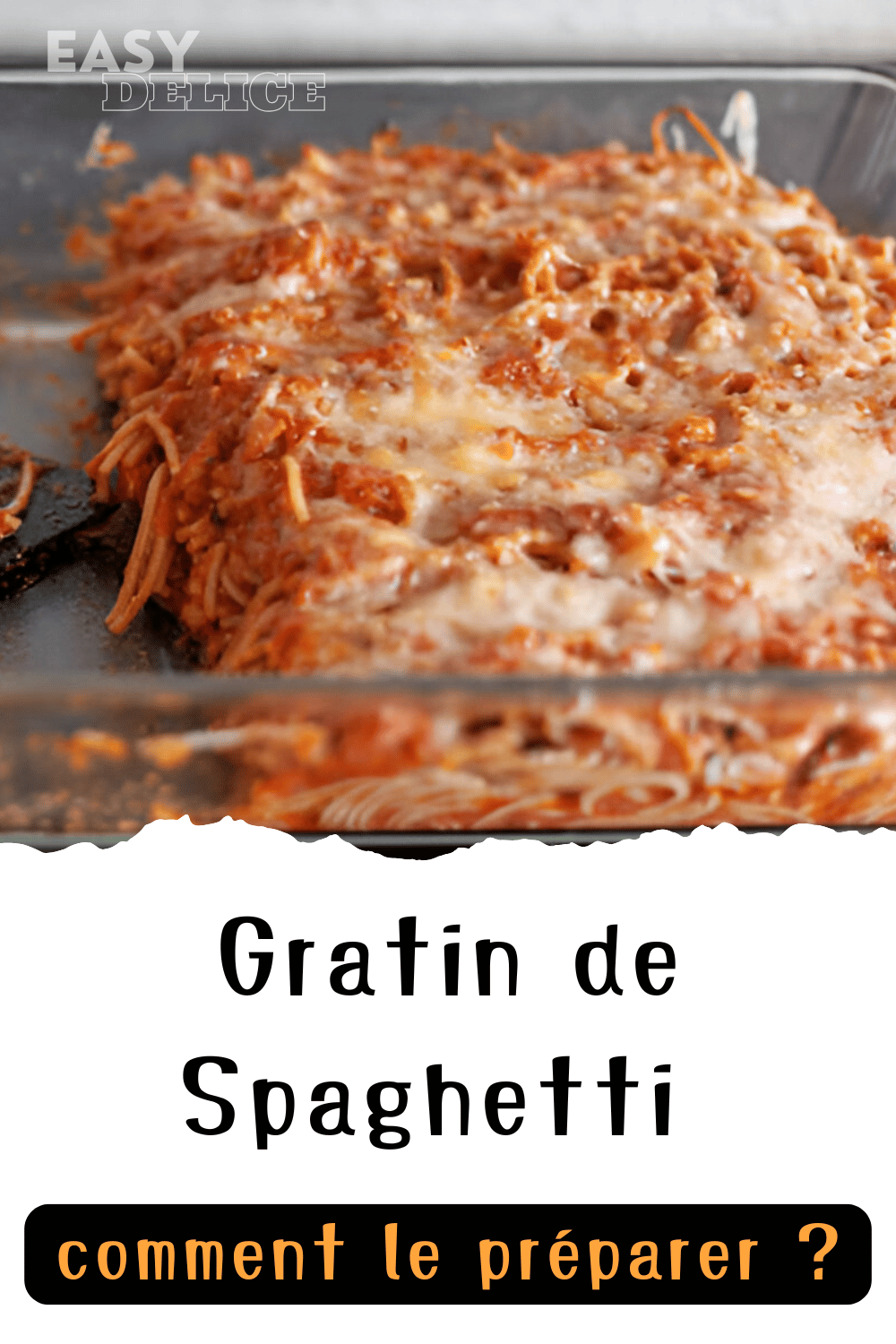 Gratin de spaghetti doré au four, garni de fromage fondu et de basilic frais.