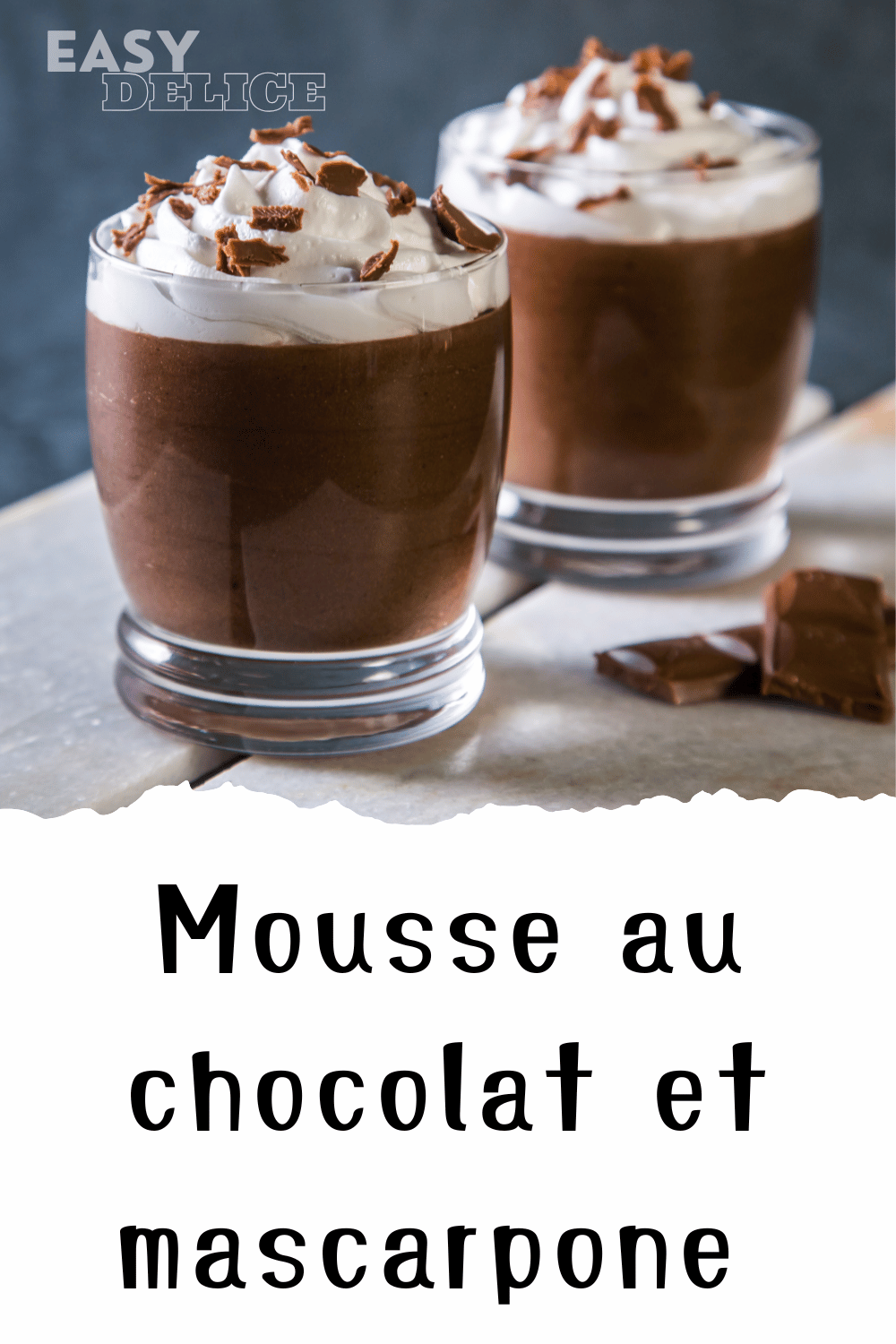 Mousse au chocolat mascarpone, servie dans une verrine avec des copeaux de chocolat.