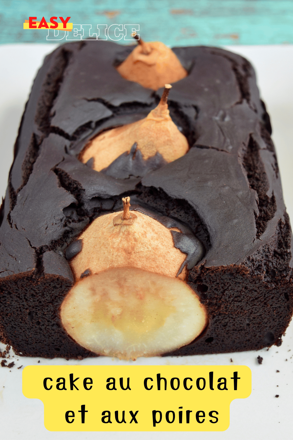 Cake au chocolat et aux poires, garni de tranches de poires fondantes, servi sur un plat élégant.