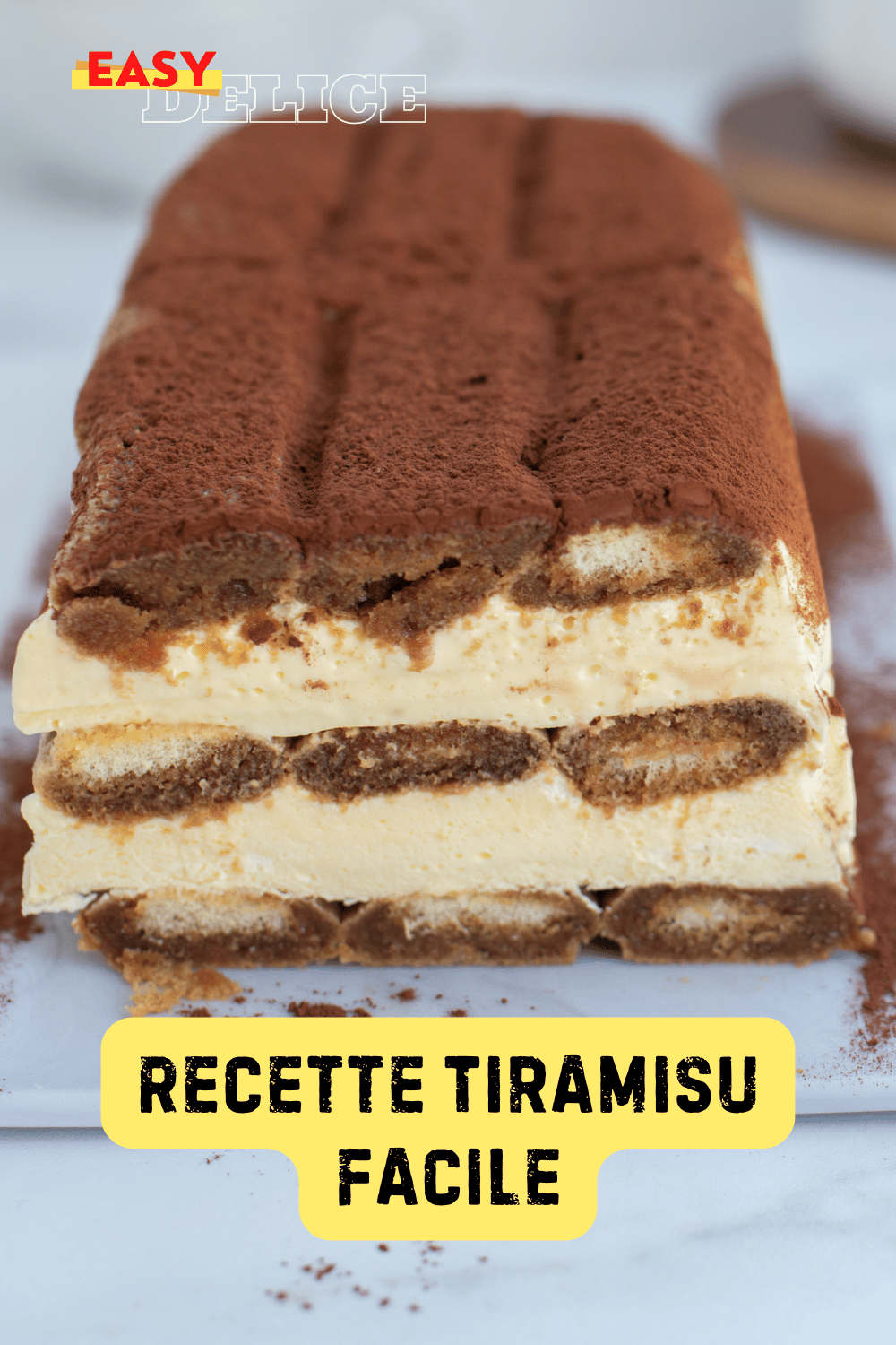  Tiramisu classique, en couches parfaites, avec une finition de cacao en poudre.