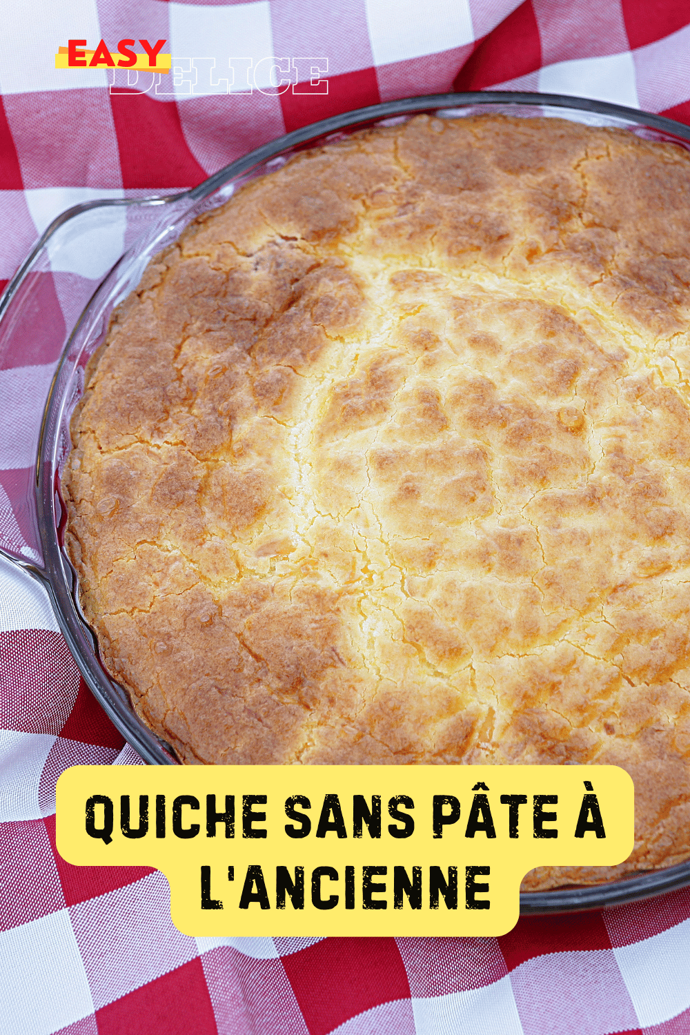 Quiche sans pâte dorée, garnie de légumes et de fromage, servie dans un plat rustique.