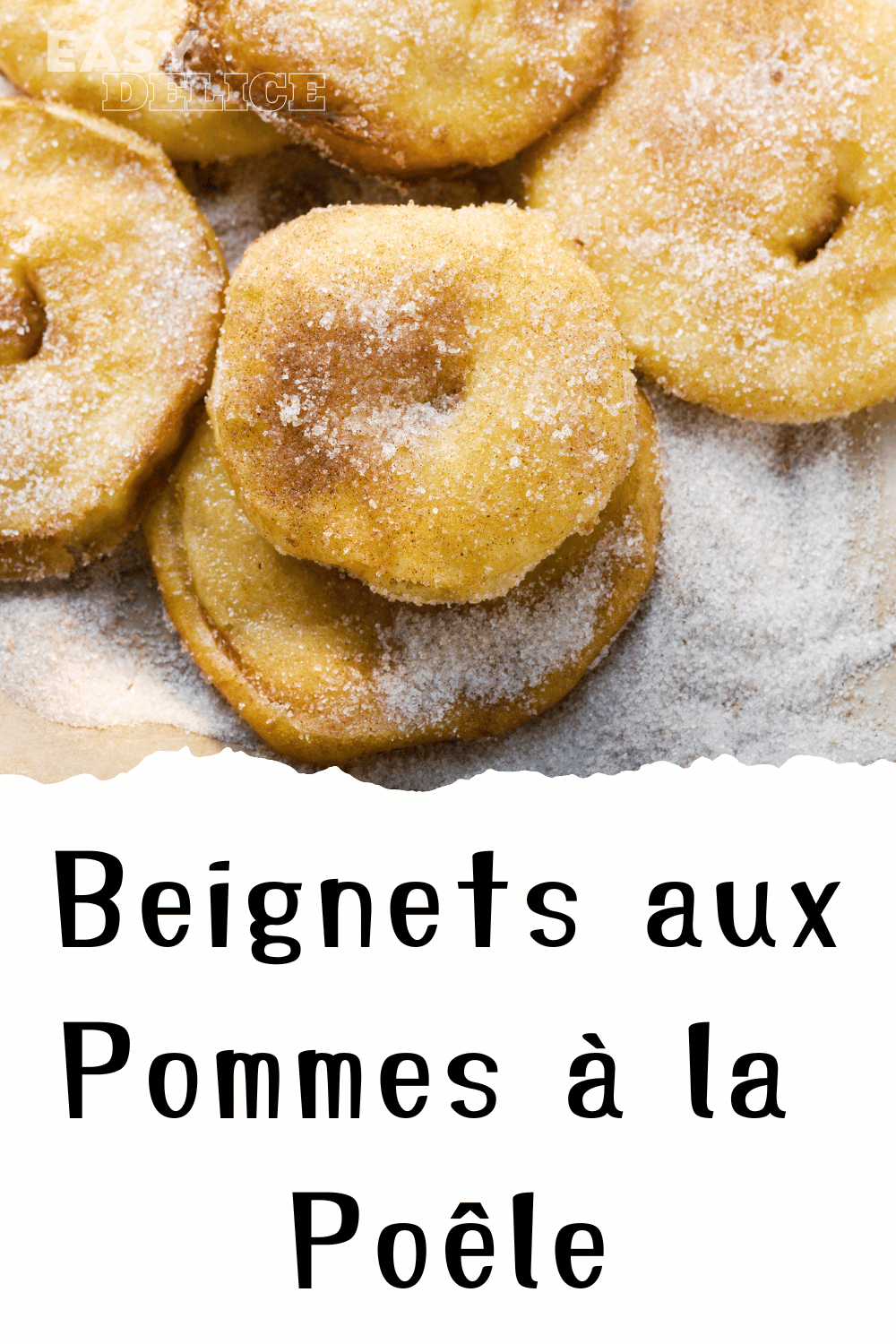 Beignets aux pommes dorés, saupoudrés de sucre glace et prêts à déguster.