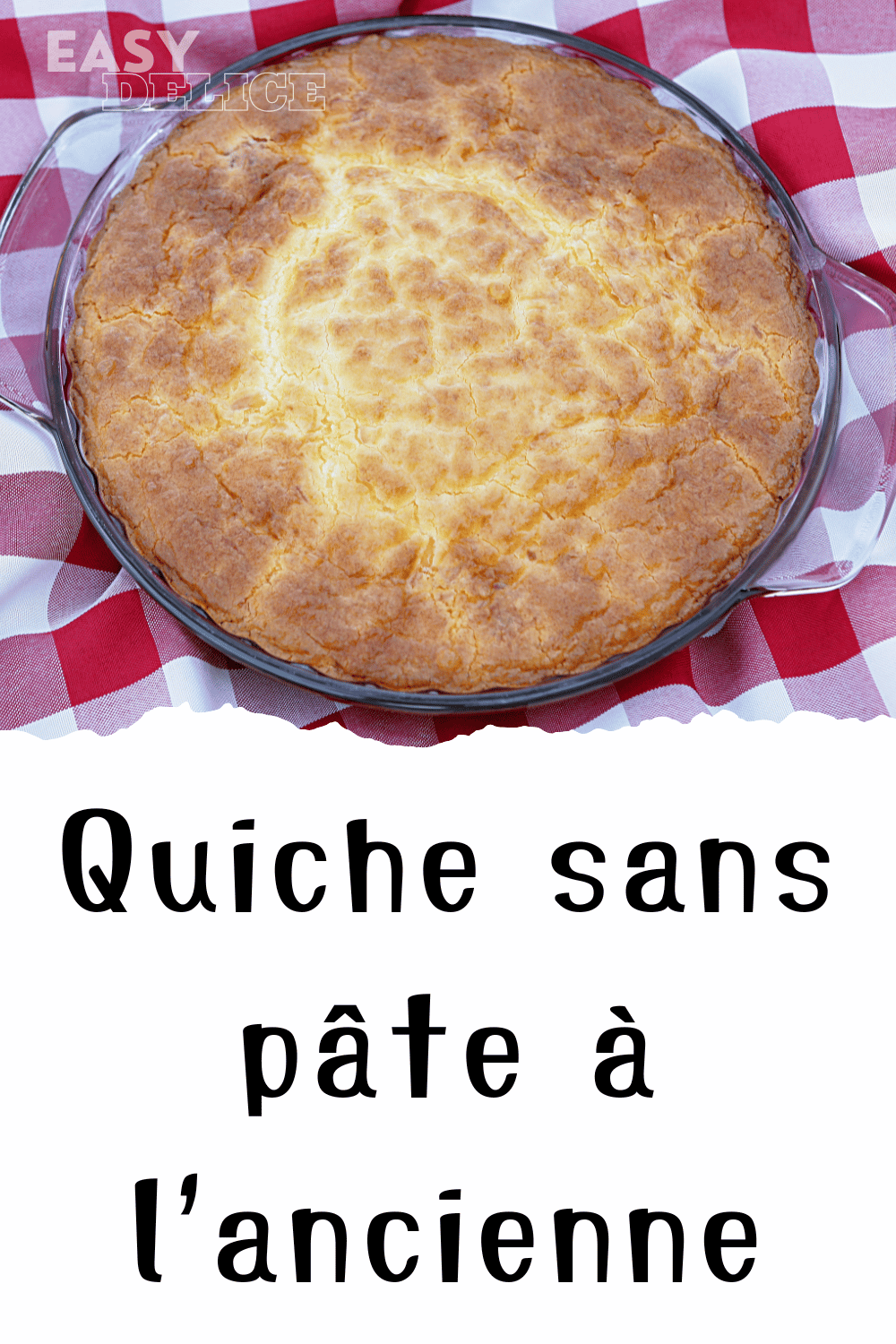 Quiche sans pâte dorée, garnie de légumes et de fromage, servie dans un plat rustique.