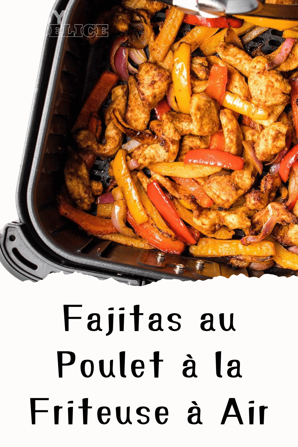 Fajitas au poulet croustillantes avec légumes grillés et tortillas.