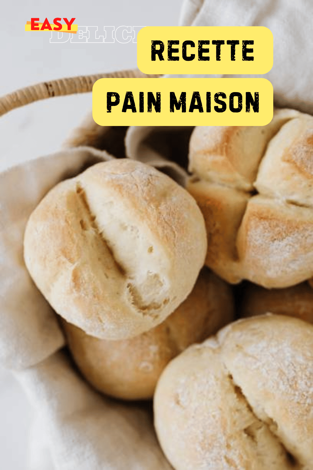 Pain maison doré et croustillant, fraîchement sorti du four.